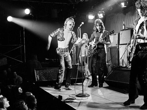 Die britische Rockband The Rolling Stones bei einem Konzert in London 1971. Von links: Mick Jagger (Gesang), Mick Taylor (Gitarre), Keith Richards (Gitarre), Charlie Watts (Schlagzeug)