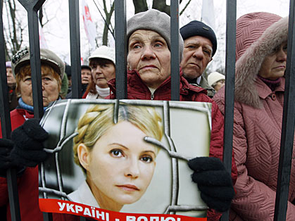 Anhänger der inhaftierten Ex-Ministerpräsidentin Julia Timoschenko protestieren in der ukrainischen Hauptstadt Kiew