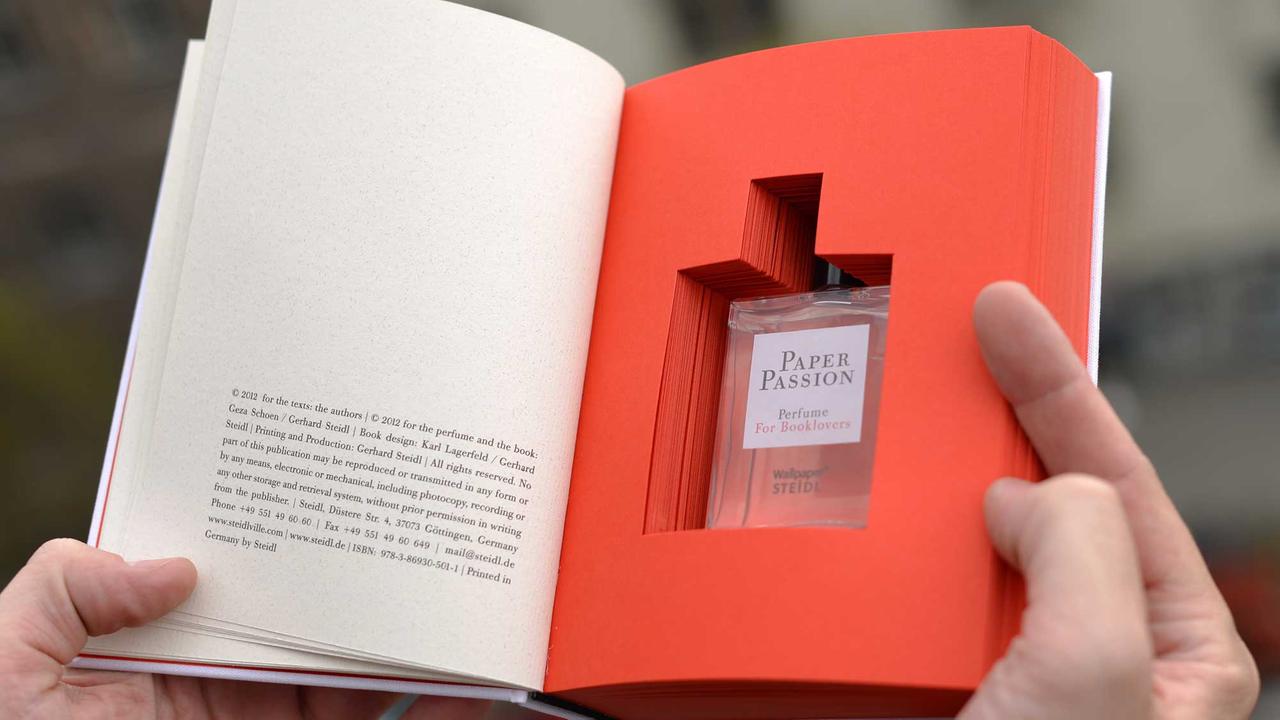 Parfümeur Geza Schön hält am 19.04.2012 in Berlin sein Parfüm "Paper Passion". Er komponierte das weltweit erste Parfüm mit Bücherduft "Paper Passion".