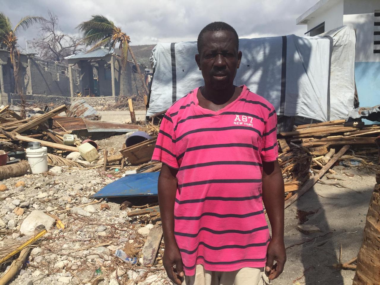 Jean Paul Millier, Einwohner von Port-a-Piment in Haiti, vor den Trümmern seines Hauses.