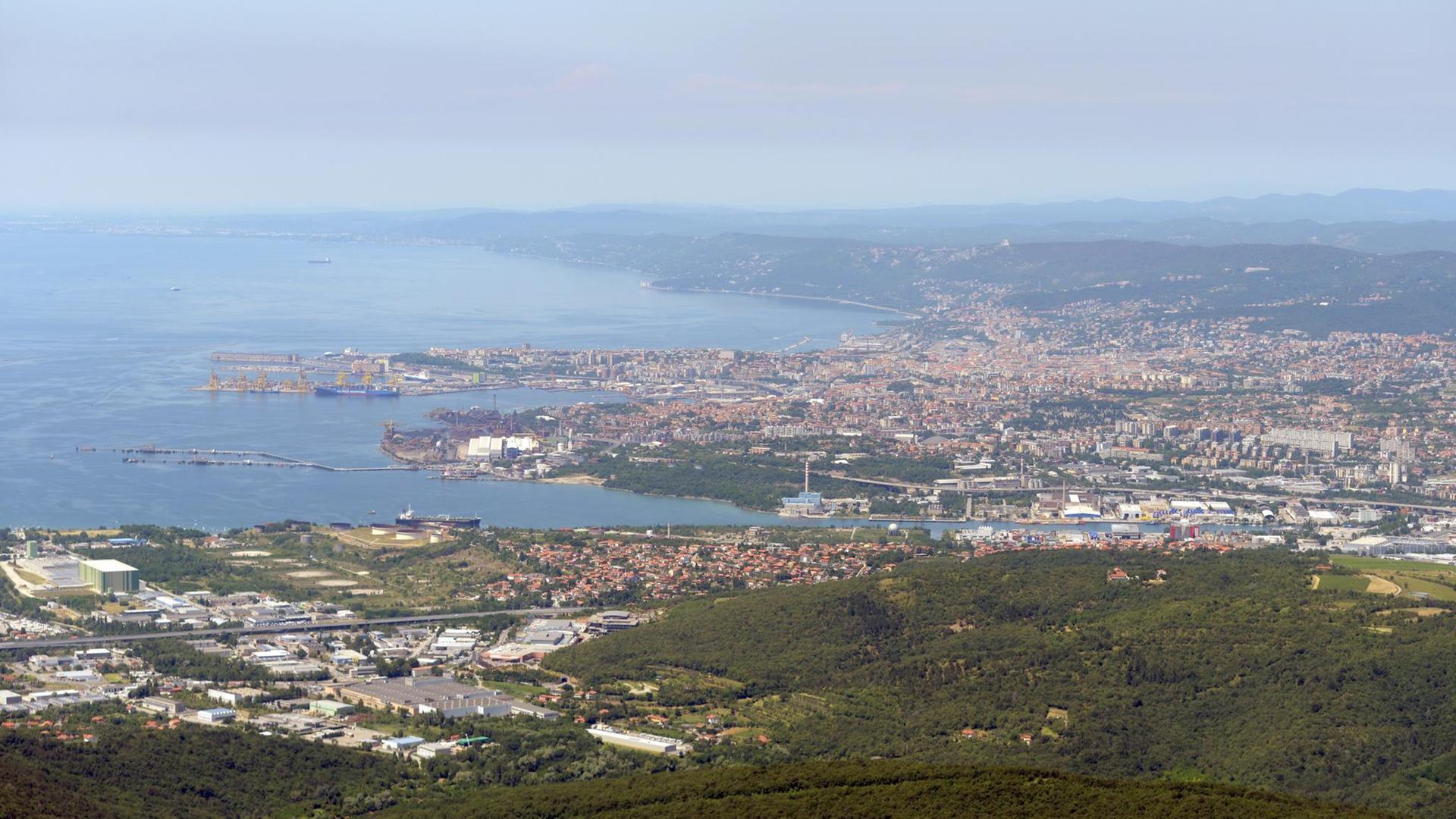 Luftbildaufnahme aus südlicher Richtung von Triest mit den Hafenanlagen