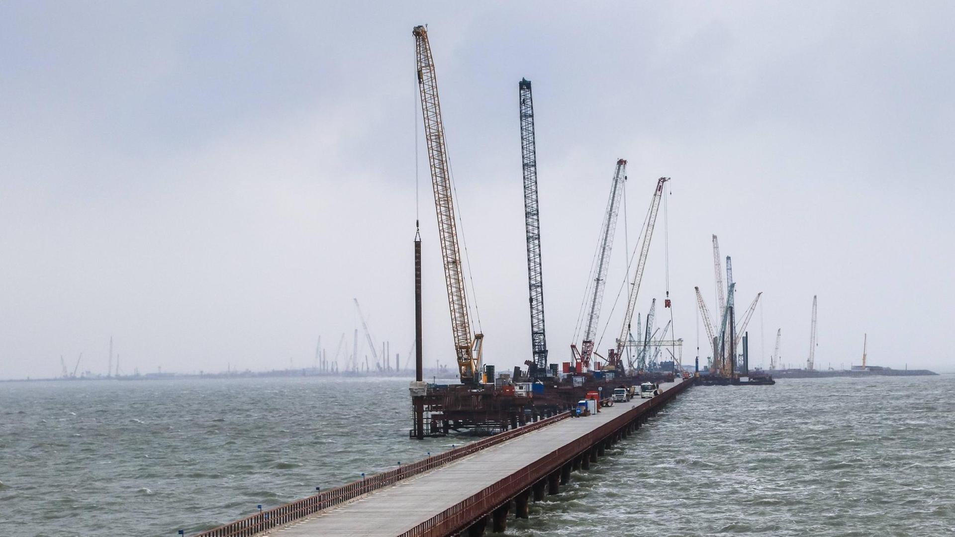 Krim - Russland baut Brücke über die Meerenge Straße von Kertsch zum Festland