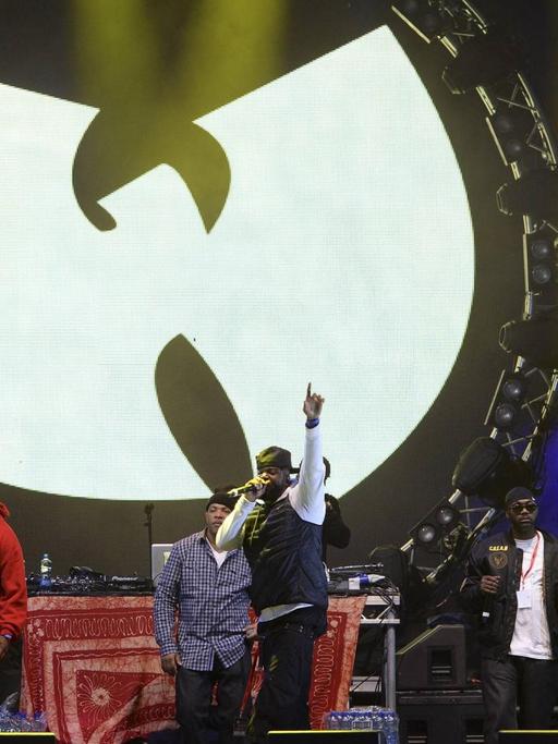 Vorne die Rapper, im Hintergrund das Wu-Tang Clan W.