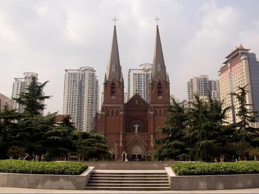 Ein Blick auf die Xujiahui-Kathedrale in Shanghai