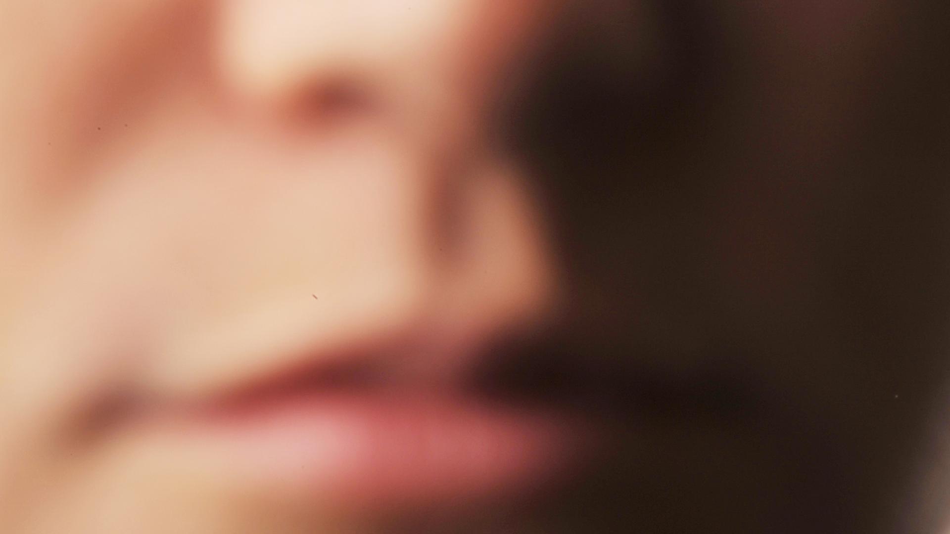 Verschwommener Gesichtsausschnitt - Mund und Nase sind zu sehen