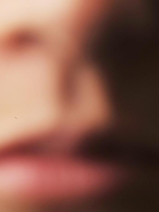Verschwommener Gesichtsausschnitt - Mund und Nase sind zu sehen