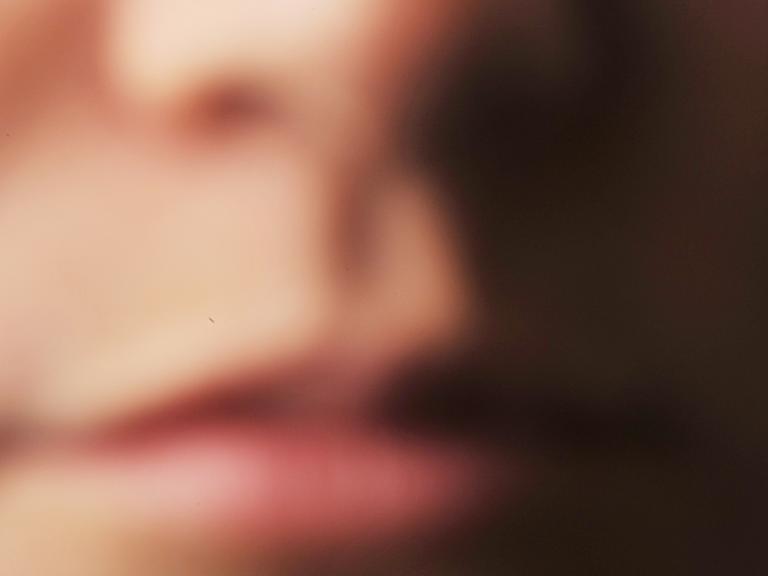 Verschwommener Gesichtsausschnitt - Mund und Nase sind zu sehen