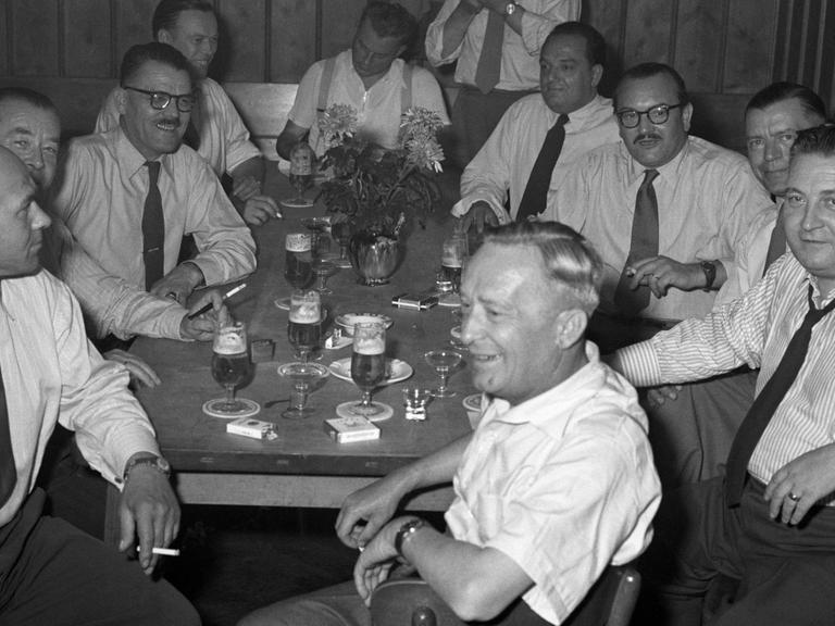 Mitglieder eines Herren-Kegelclubs in den 1950er Jahren in geselliger Runde.