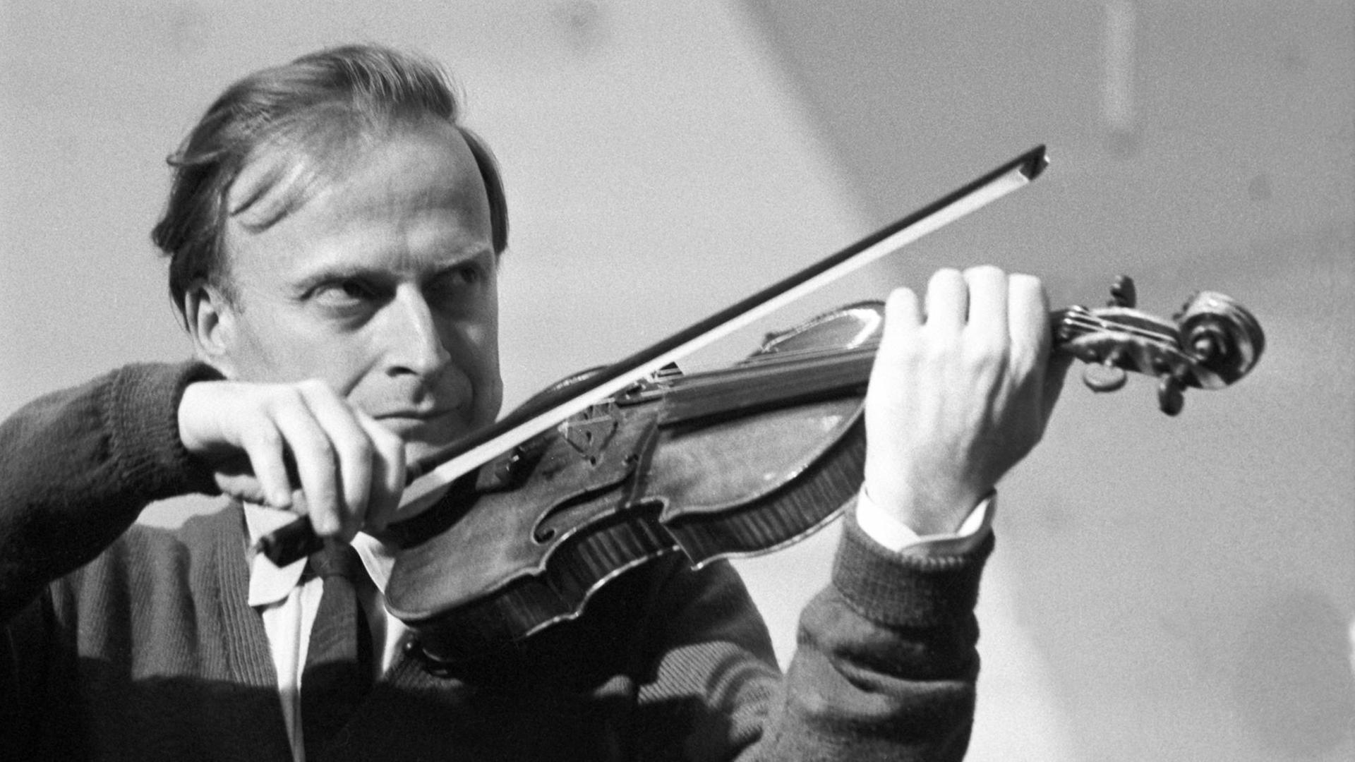 Der weltberühmte Geiger Jehudi Menuhin während eines Konzerts gemeinsam mit dem erweiterten Zürcher Kammerorchester am 30.03.1963 in der Jahrhunderthalle in Frankfurt-Höchst.