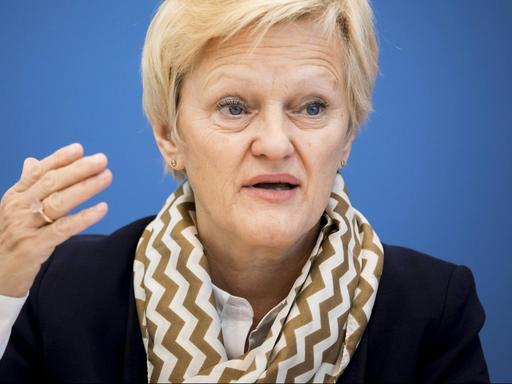 Die Grünen-Bundestagsabgeordnete Renate Künast gestikuliert mit der rechten Hand.