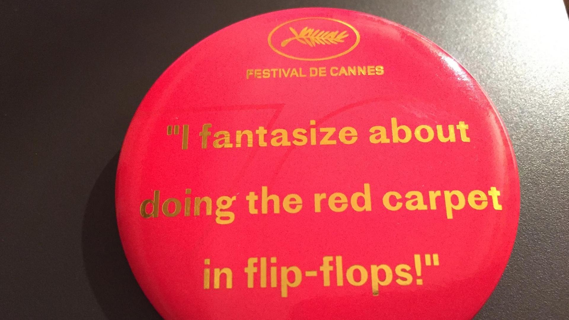 Buttons mit Anstecksprüchen in Cannes: "Ich träume davon, in flip-flops über den roten Teppich zu laufen!"