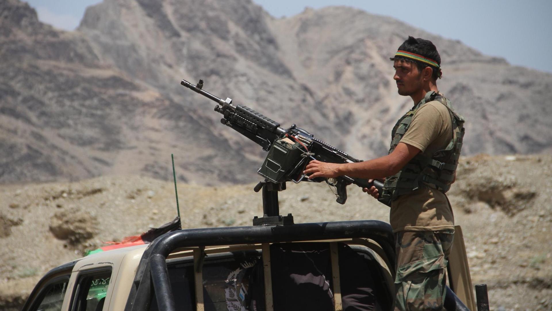 Ein afghanischer Soldat mit Waffe auf deinem Militärfahrzeug in Nangarhar in Afgahnistan am 23. Juli 2021.