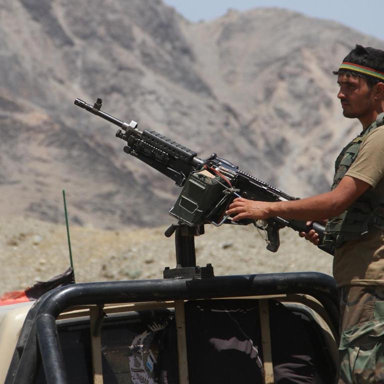 Ein afghanischer Soldat mit Waffe auf deinem Militärfahrzeug in Nangarhar in Afgahnistan am 23. Juli 2021.