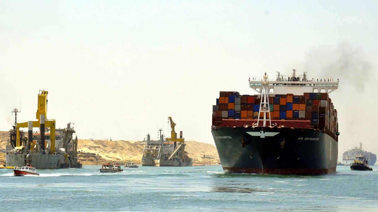 Der Suezkanal wurde mit einer 72 Kilometer langen parallel zur alten Wasserstraße verlaufenden Fahrrinne erweitert.
