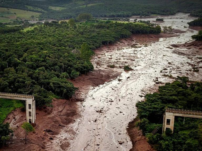Zerstörungen einer Schlammlawine nach dem Dammbruch in einer Eisenerzmine im brasilianischen Brumadinho.