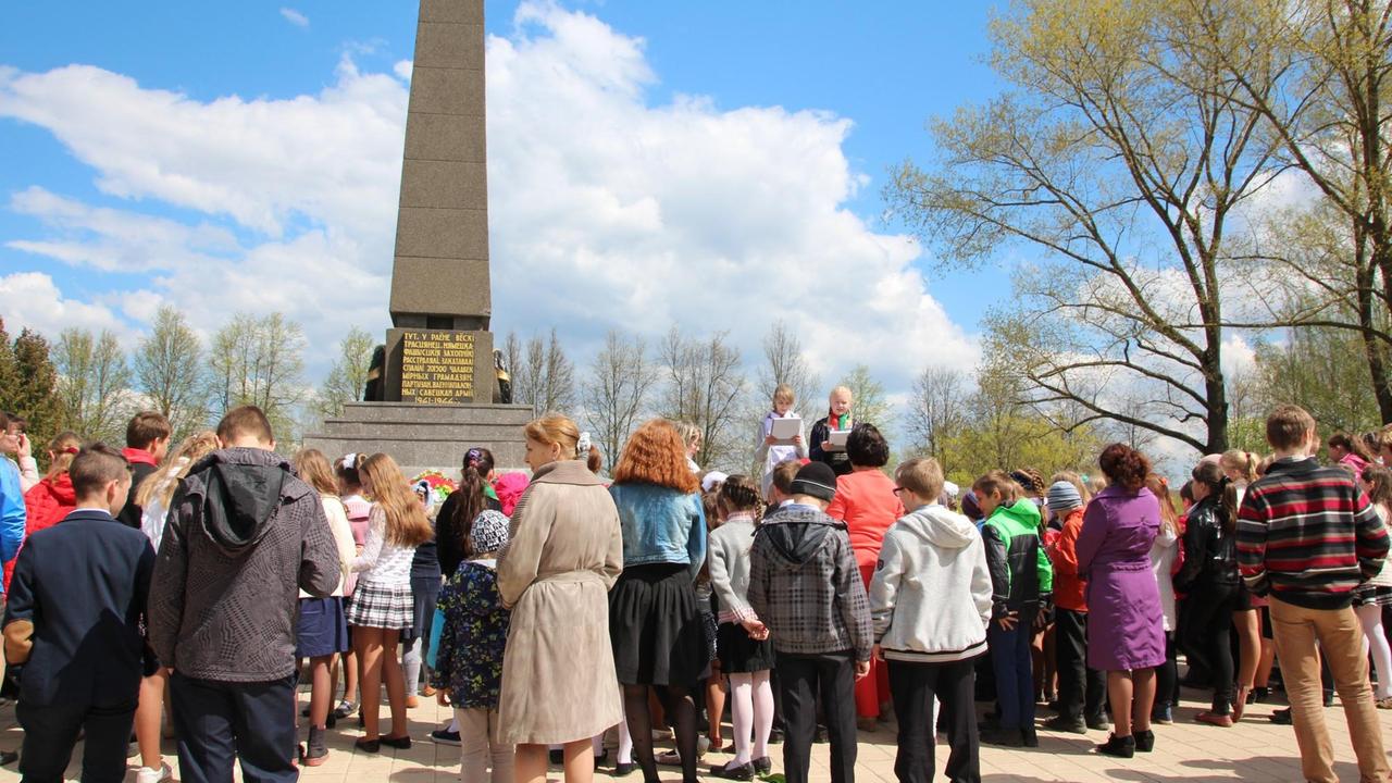 Kundgebung der Pioniere neben dem Obelisk in Bolschoj Trostenez im Mai 2016.