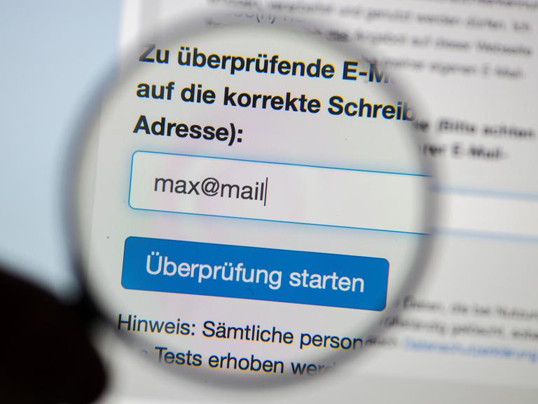 Die Eingabemaske zur Überprüfung der E-Mail-Adresse auf der Internetseite des Bundesamtes für Sicherheit in der Informationstechnik (BSI) wird von einer Lupe vergrößert.