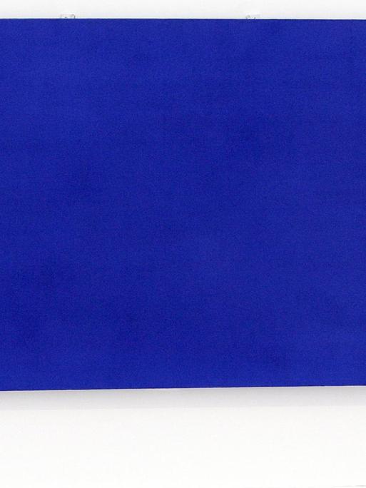 Eine Besucherin der Ausstellung mit Werken von "Yves Klein" geht am Donnerstag (16.09.2004) in der Frankfurter Kunsthalle Schirn an dem Bild "Monochrom Blau" vorbei. Die Schau ist vom 17. September 2004 bis 9. Januar 2005 zu sehen. Foto: Frank May dpa |