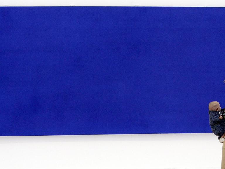 Eine Besucherin der Ausstellung mit Werken von "Yves Klein" geht am Donnerstag (16.09.2004) in der Frankfurter Kunsthalle Schirn an dem Bild "Monochrom Blau" vorbei. Die Schau ist vom 17. September 2004 bis 9. Januar 2005 zu sehen. Foto: Frank May dpa |