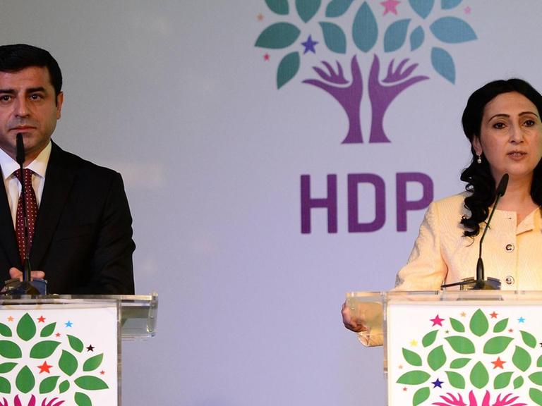 Selahattin Demirtas und Figen Yüksekdag von der HDP sprechen an Rednerpulten bei einer Veranstaltung im Oktober 2015.