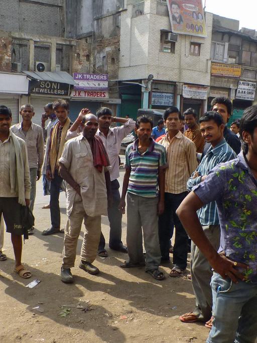 Männer in Indien warten auf Arbeit