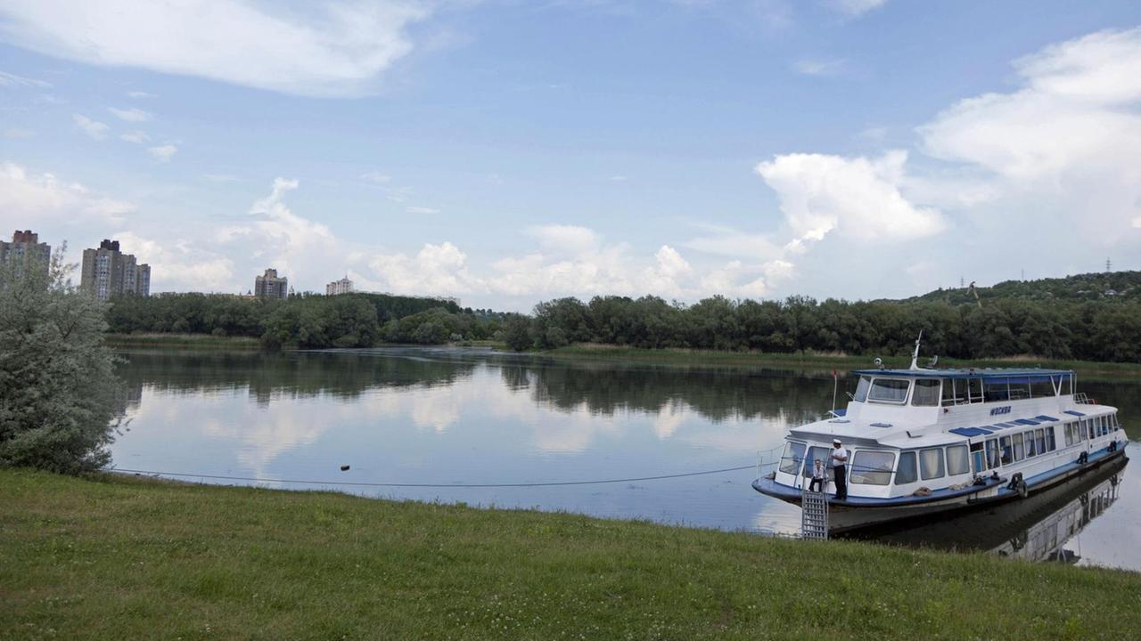 Der Ausflugsdampfer Moskwa auf dem Dnistr-Fluss in Moldau