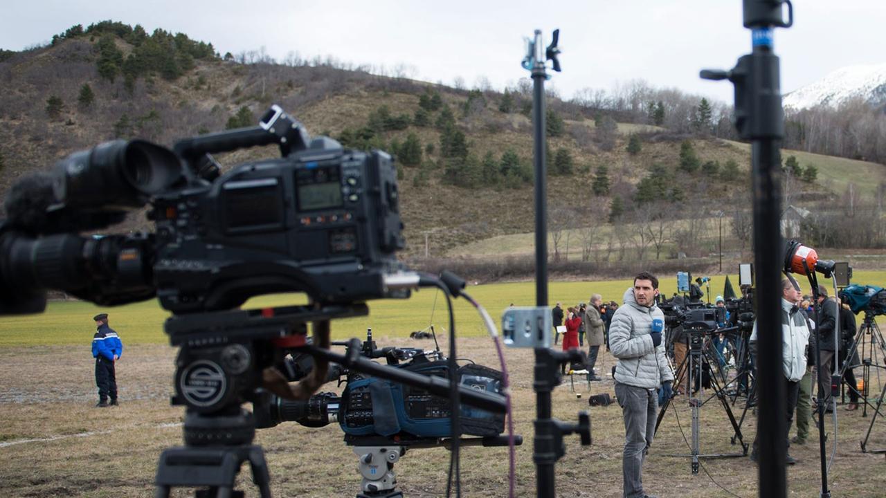 Medienvertreter aus der ganzen Welt in der Nähe des Ortes in den südfranzösischen Alpen, an dem die Germanwingsmaschine am 24. März 2015 abgestürzt ist
