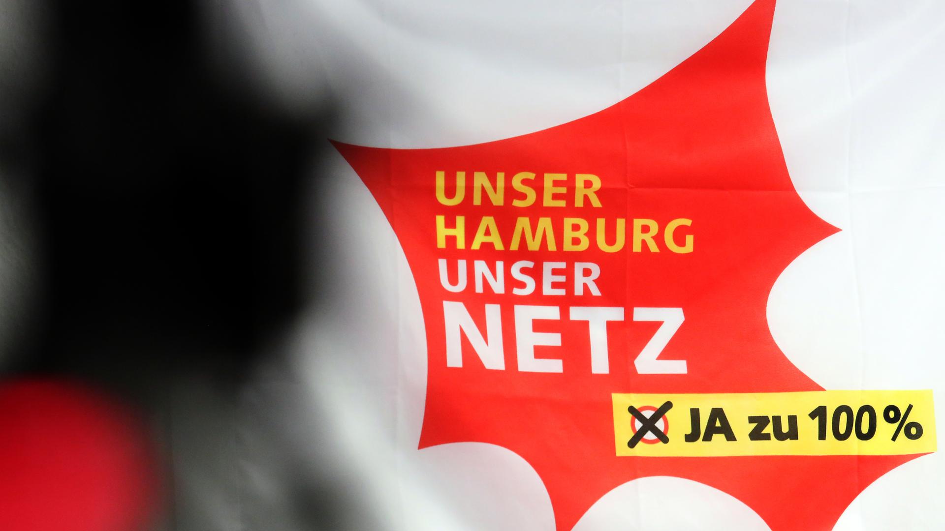 Das Logo der Volksinitiative "Unser Hamburg - unser Netz" hŠngt am 23.09.2013 bei einer Pressekonferenz in Hamburg zum Ausgang des Volksentscheids zur Rekommunalisierung der Hamburger Energienetze an einer Wand. Die Hamburger BŸrger haben sich am Sonntag 