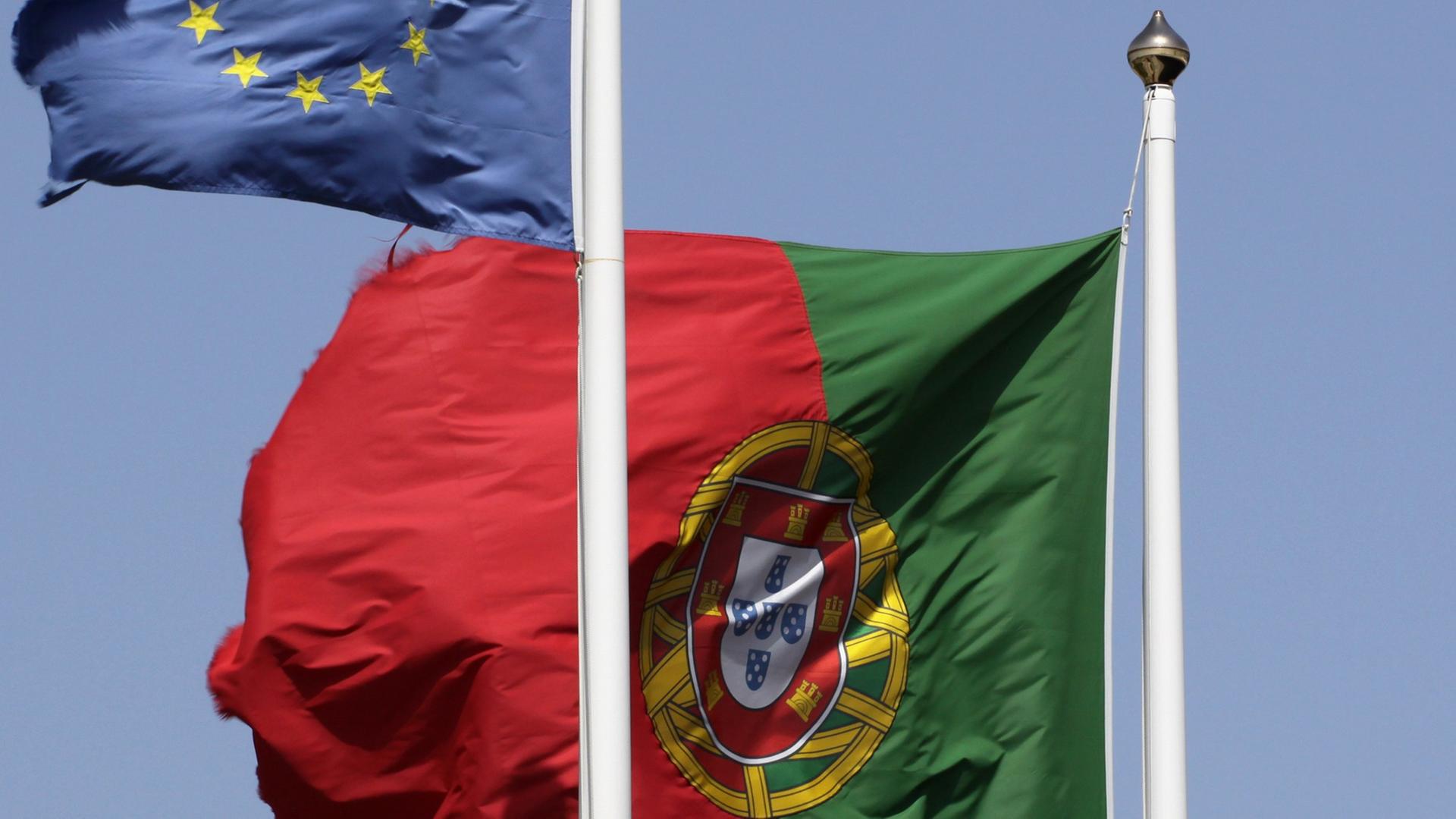 Die Flaggen Portugals und Europas