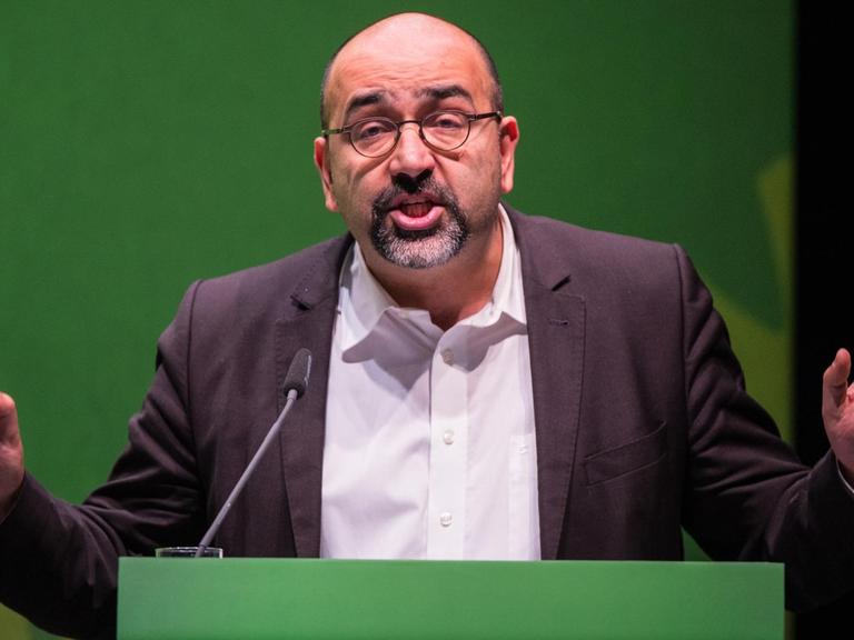Der Bundestagsabgeordnete Omid Nouripour (BÜNDNIS 90/DIE GRÜNEN) spricht am 26.11.2016 in Gießen (Hessen) auf der Landesmitgliederversammlung der Grünen.