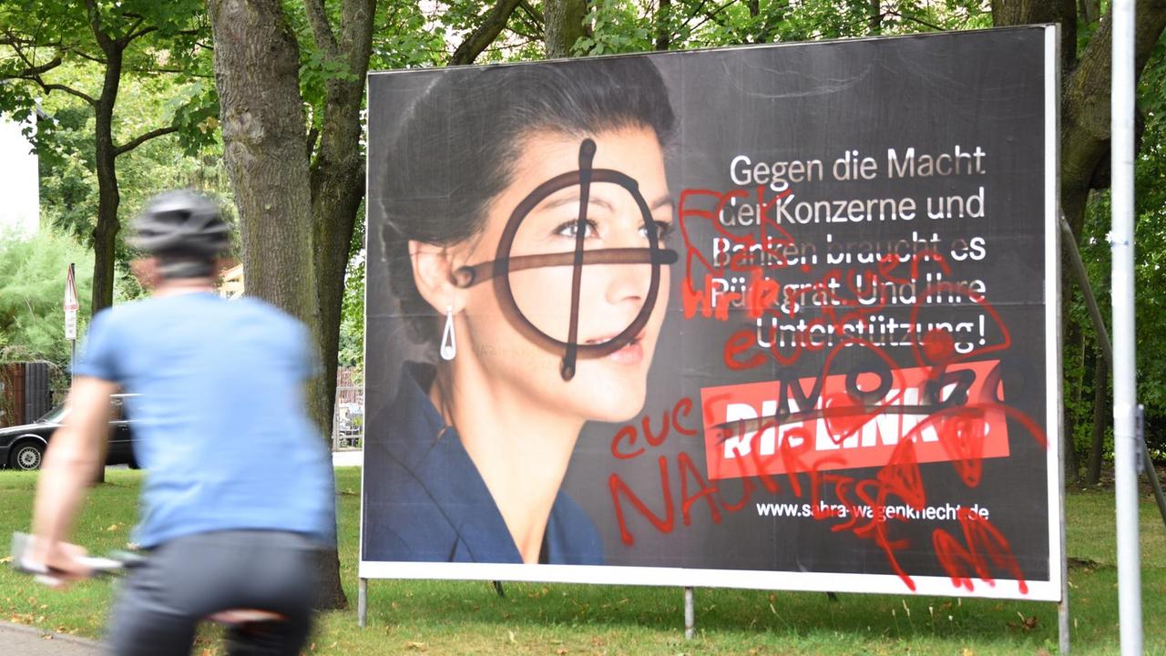 Ein zerstörtes Wahlplakat der Linken-Politikerin Sahra Wagenknecht in Leipzig.