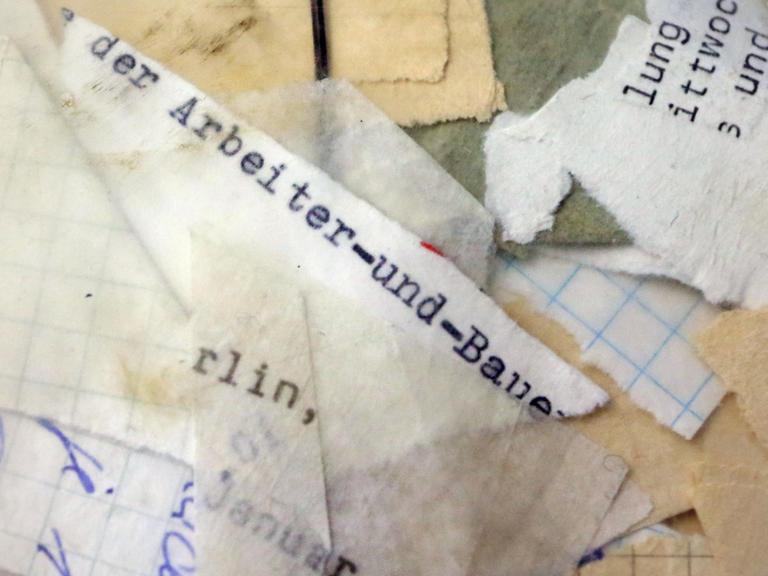 Zerrissene Stasi-Akten: Viele Säcke mit solchen Schnipseln warten noch auf Rekonstruktion.