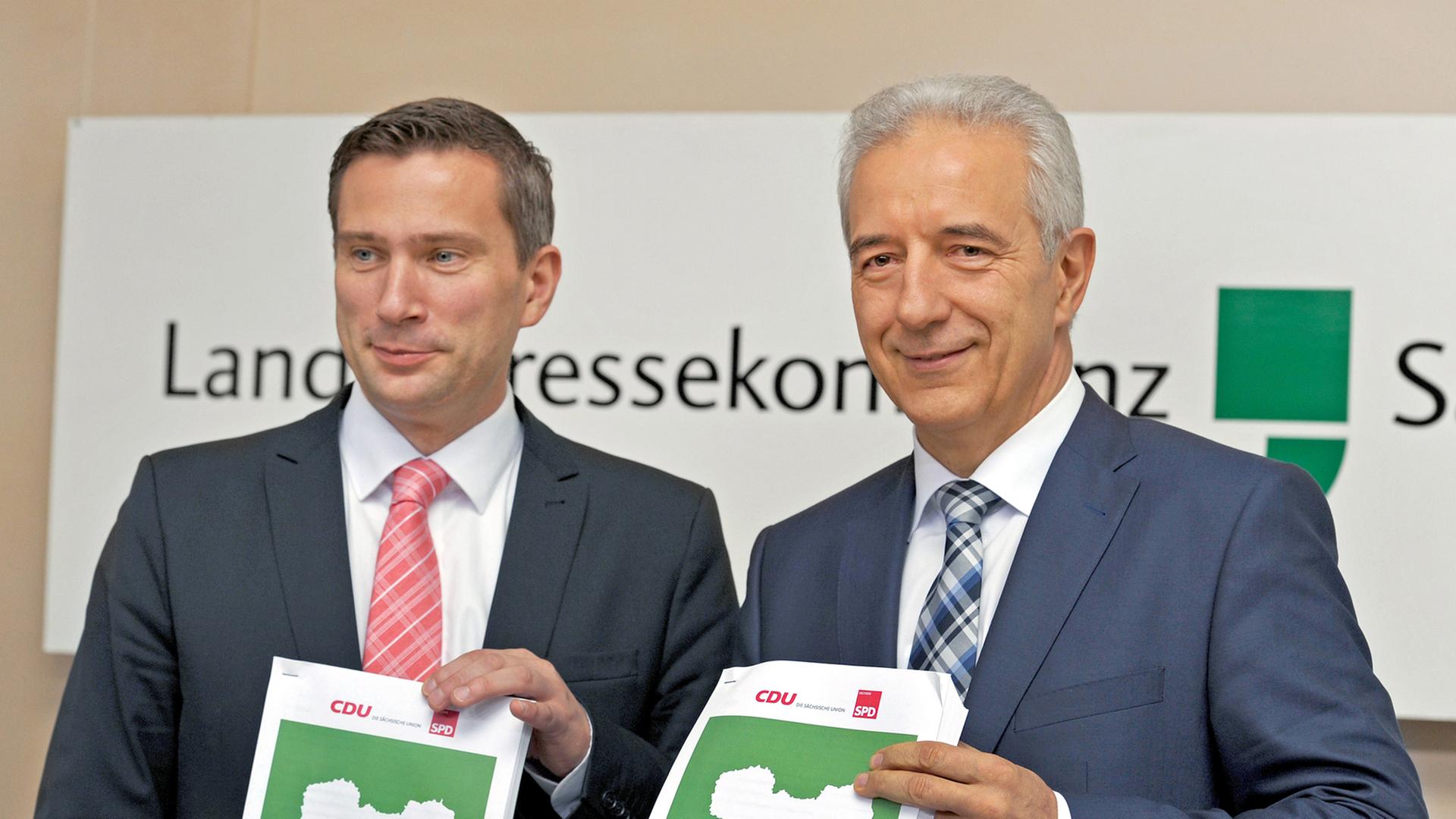 Der Landesvorsitzende der sächsischen SPD, Martin Duhlig, und Ministerpräsident Stanislaw Tillich von der CDU bei der Vorstellung ihres Koalitionsvertrages.