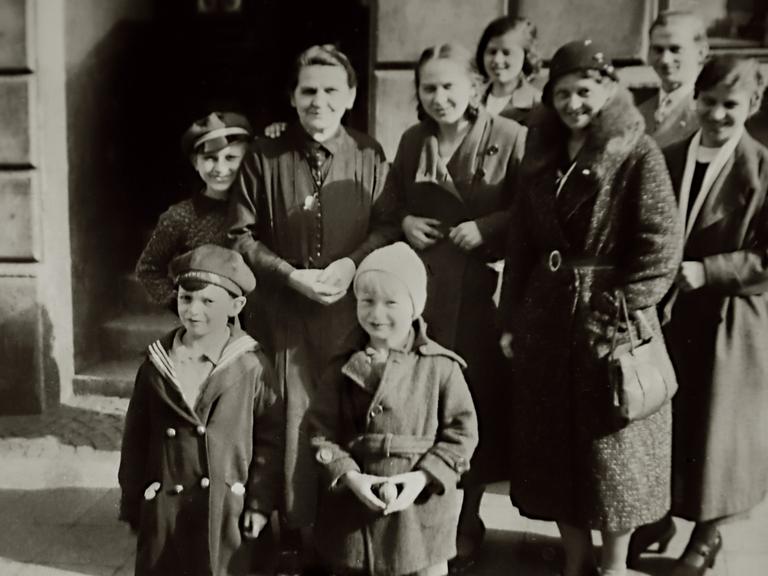 Familie Hartwich 1933 vor ihrem Kolonialwarenladen in Gelsenkirchen.