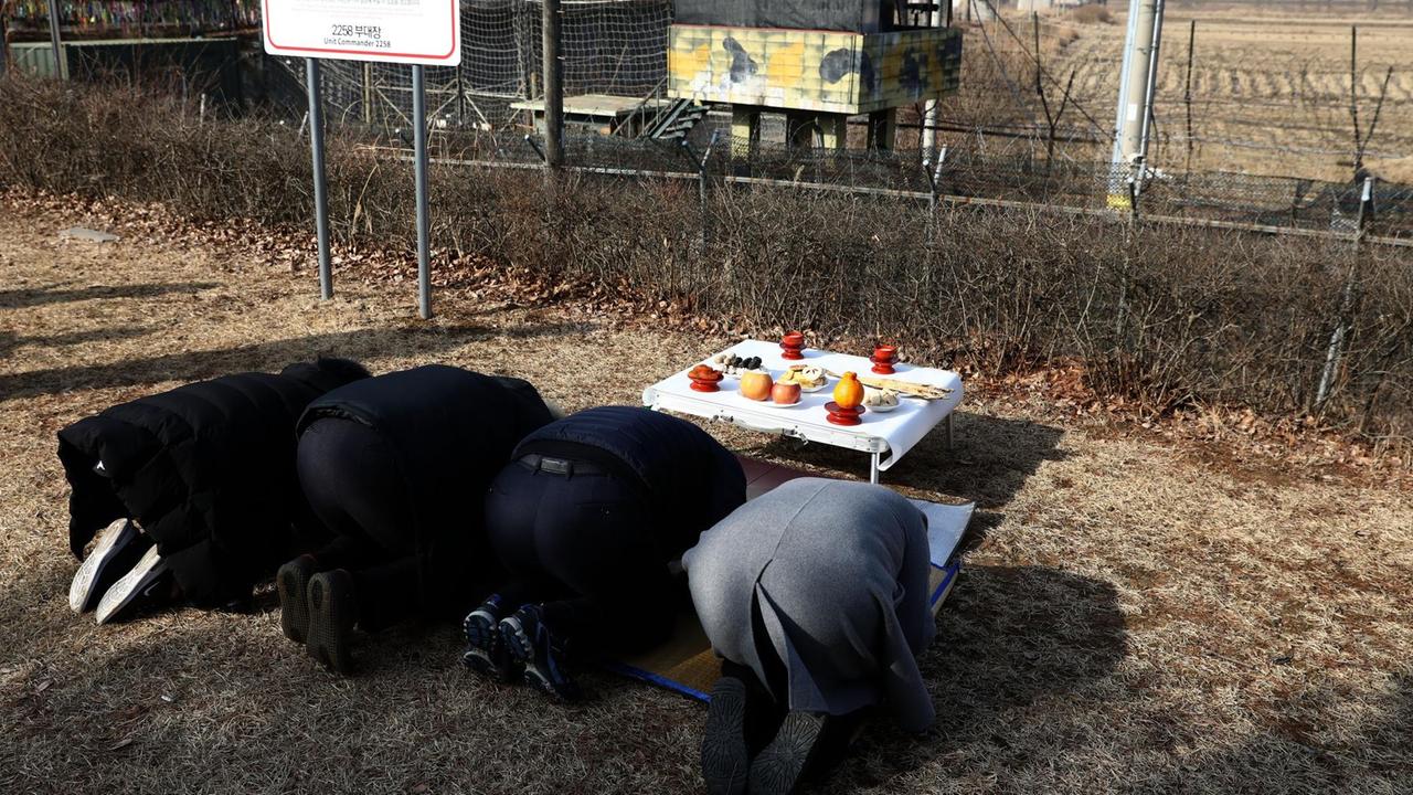 Die Familienmitglieder eines nordkoreanischen Flüchtlings beten und zollen damit ihren Vorfahren in Nordkorea am 5. Februar 2019 im Pavillon von Imjingak in der Nähe der entmilitarisierten Zone in Paju, Südkorea, Respekt. Koreaner reisen zu den Neujahrsfeiertagen aus großen Städten in ihre Heimatstädte, um den Geist ihrer Vorfahren zu respektieren.