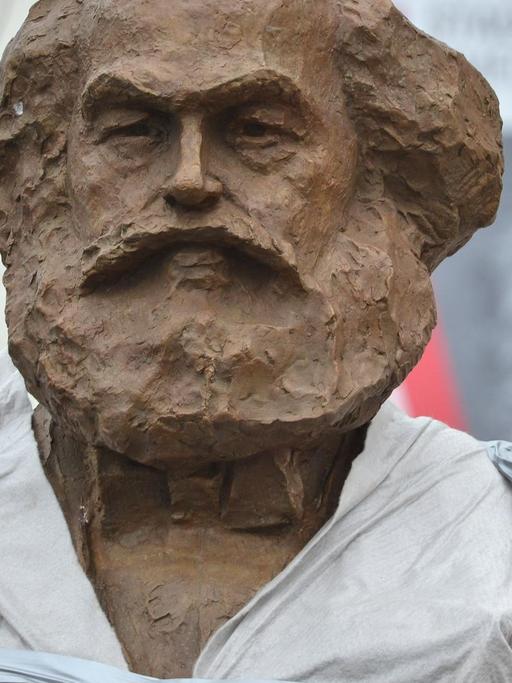 Das Fotol zeigt die noch eingehüllte Karl-Marx-Statue des chinesischen Künstlers Wu Weishan in Trier. Der Kopf von Marx ist aber zu sehen.