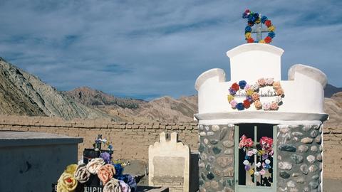 Argentinien: Ein Grab auf dem Wüstenfriedhof im Flusstal Quebrada de las Flechas