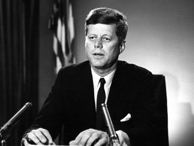 US-Präsident John F. Kennedy während einer Fernseh- und Radioansprache zum Kernwaffenteststopp-Vertrag im Oval Office des Weißen Hauses in Washington D.C.