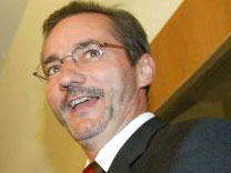 Der SPD-Spitzenkandidat Matthias Platzeck bei der Stimmabgabe