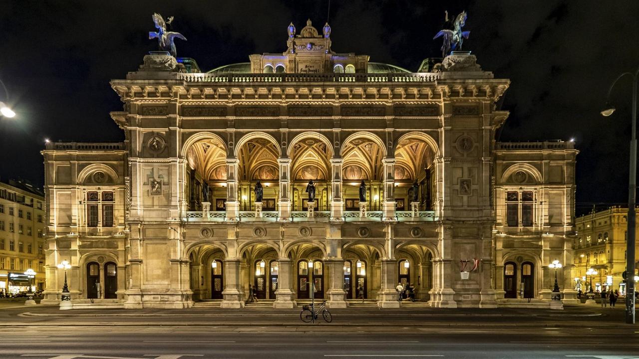 Das angestrahlte Opernhaus in Wien inmitten leerer Straßen.