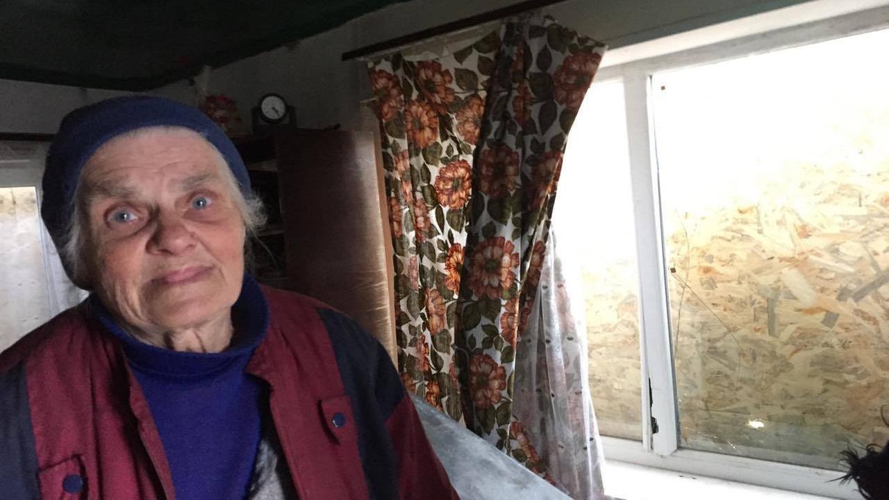 Das Foto zeigt Natalija Mykolajiwna, eine 76-jährige Frau aus dem ostukrainischen Awdijiwka. (Yulia Samus)
 