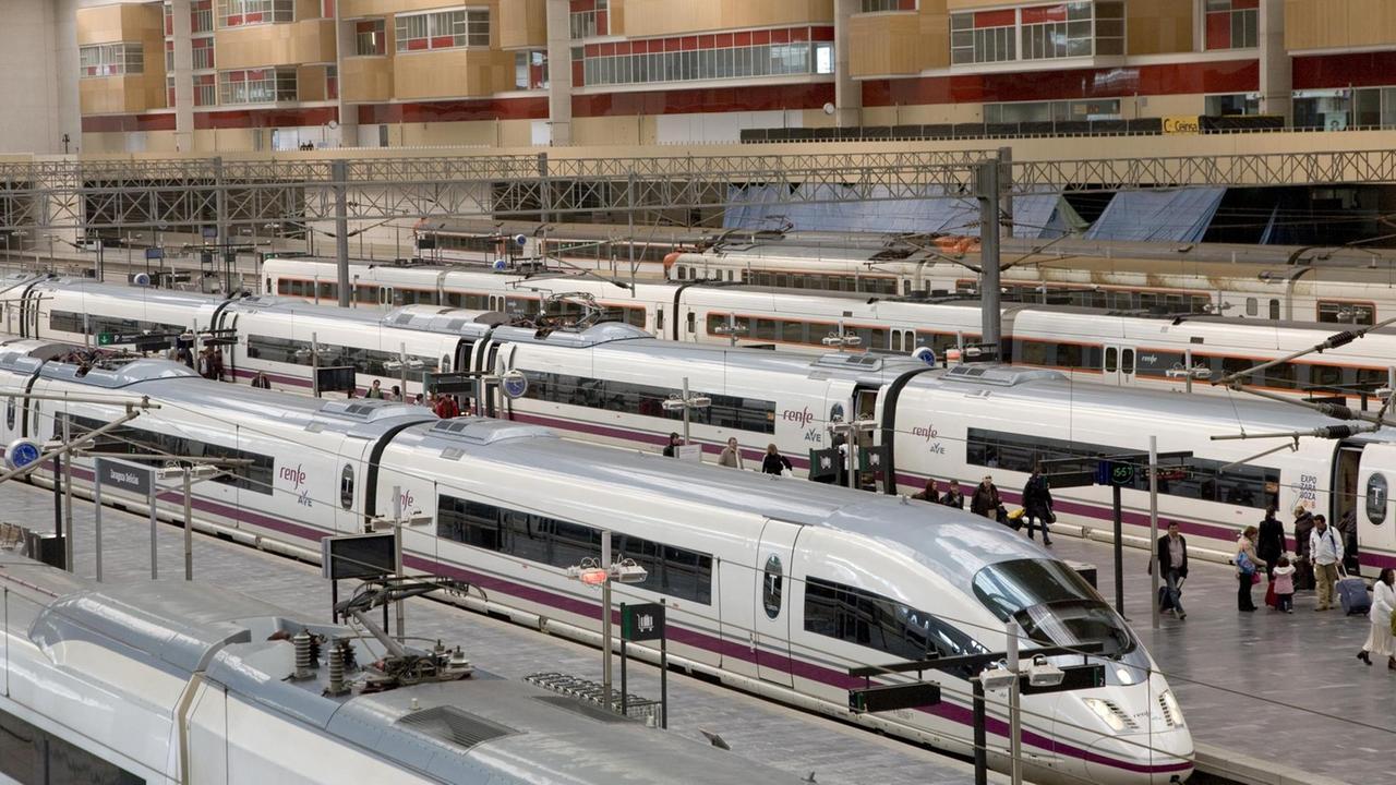 AVE-Züge stehen im Bahnhof Saragossa