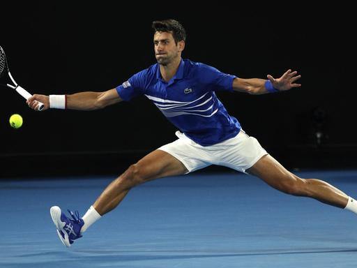 Der serbische Tennisprofi Novak Djokovic im Halbfinale der Australian Open gegen den Franzosen Lucas Pouille.