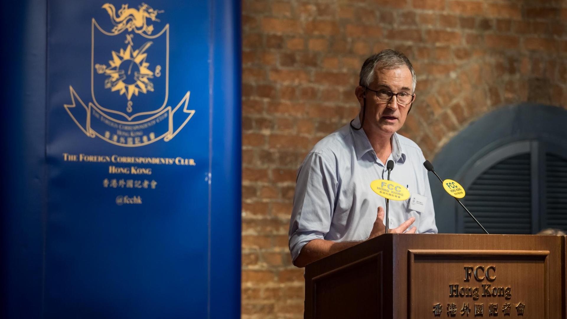 Der britische Journalist Victor Mallet spricht auf der Bühne bei einer Veranstaltung des Clubs ausländischer Korrespondenten in Hongkong.