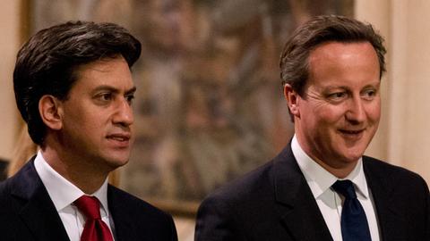 Der britische Oppositionsführer Ed Miliband (l.) und Premierminister David Cameron