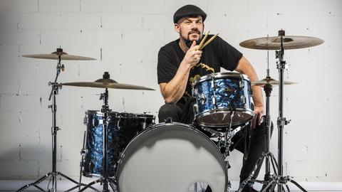 Der Drummer Tobias Fröhlich - Künstlername TrommelTobi - an seinem Schlagzeug.