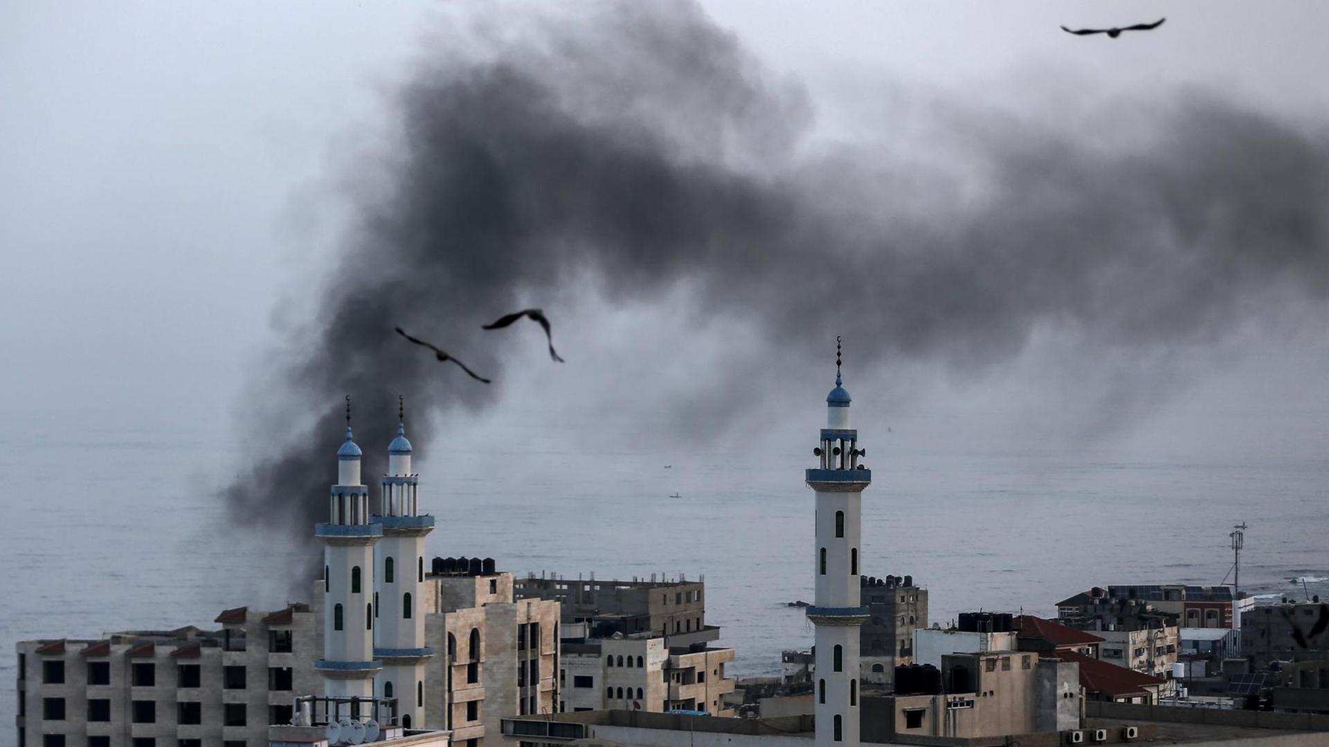 Rauchwolken steigen aus Gaza-Stadt auf.