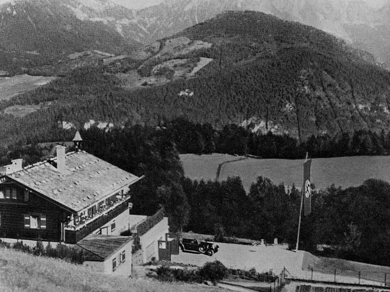 Blick auf das Haus des nationalsozialistischen Führers Adolf Hitler auf dem Obersalzberg (Berchtesgaden). Undatierte Aufnahme.