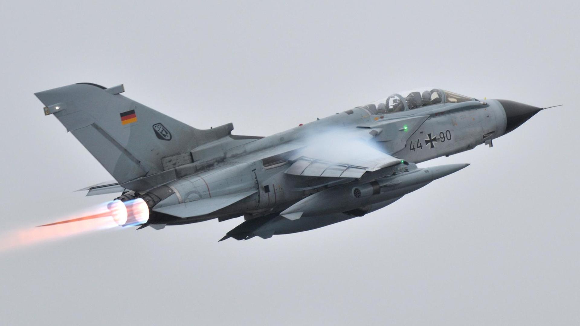 Ein Bundeswehr-Aufklärungsflugzeug vom Typ Tornado startet am 05.01.2016 vom Fliegerhorst Büchel (Kreis Cochem-Zell) in der Eifel zum Luftwaffenstützpunkt Incirlik in der Türkei.