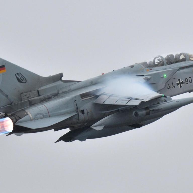 Ein Bundeswehr-Aufklärungsflugzeug vom Typ Tornado startet am 05.01.2016 vom Fliegerhorst Büchel (Kreis Cochem-Zell) in der Eifel zum Luftwaffenstützpunkt Incirlik in der Türkei.